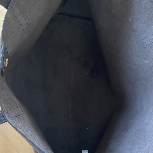 Elegant Black Leather Tote Bag - Picture 4 of 7